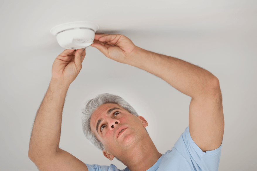 Comment installer facilement un détecteur de fumée chez soi (2022) ?